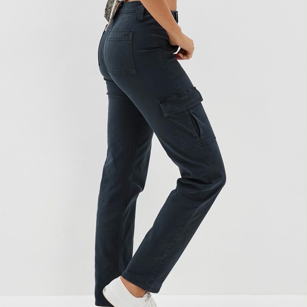 American Eagle 90s straight leg pant. NWT. Navy blue, size 4. In stores now!